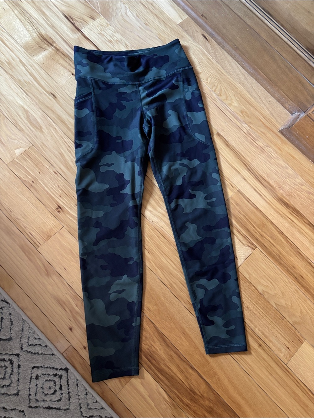 Old Navy Women’s High Rise Camo Leggings SZ M